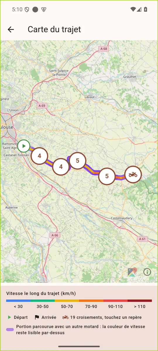 La carte du trajet : la trace colorée par vitesse, les portions parcourues avec un autre motard en violet et les croisements groupés en repères numérotés.