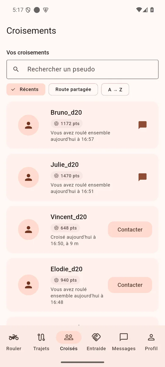 La liste des croisements : quatre motards rencontrés le jour même, chacun avec ses points, l’heure du croisement et un bouton pour le contacter.