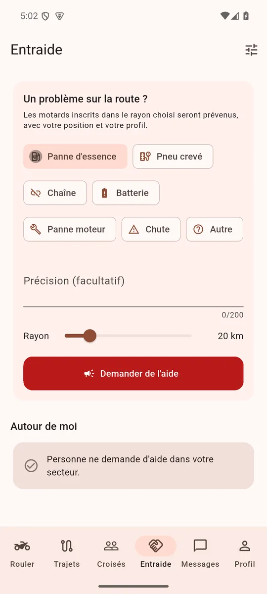 L’écran d’entraide : « Un problème sur la route ? », six causes de panne dont la panne d’essence sélectionnée, un curseur de rayon réglé sur 20 km et le bouton rouge « Demander de l’aide ».