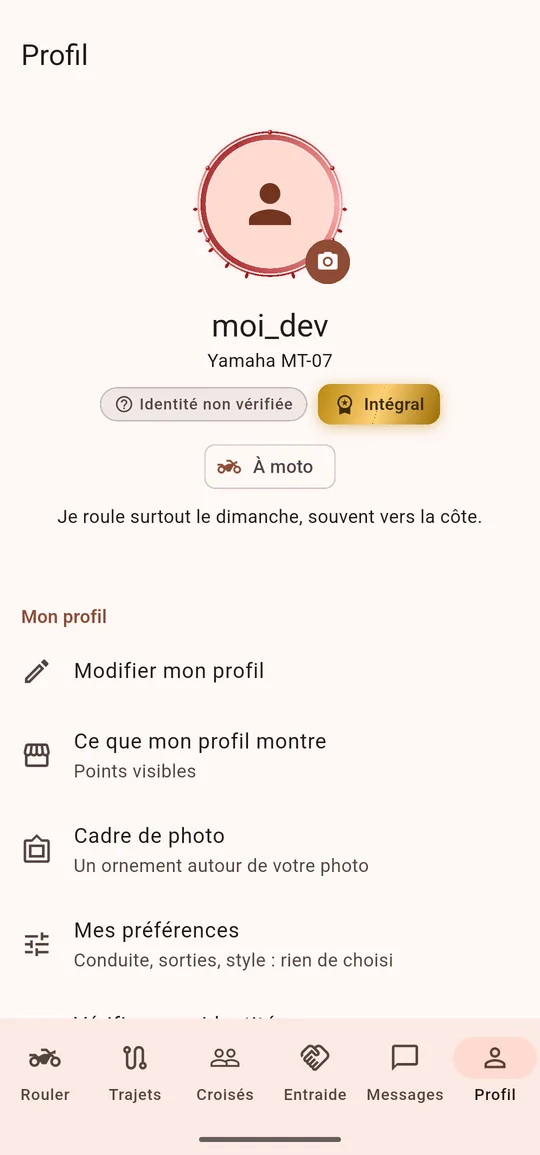 Un profil portant son cadre : la photo entourée d’un anneau rouge ouvragé, le pseudonyme, la moto et le badge doré de l’offre Intégral.