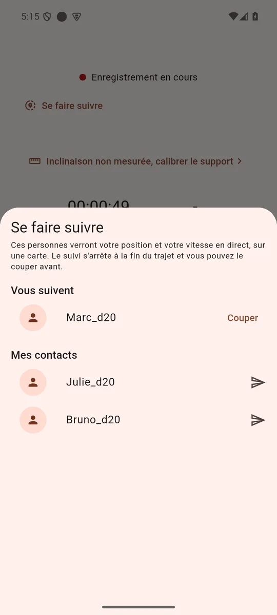 La feuille « Se faire suivre » pendant un enregistrement : Marc_d20 sous « Vous suivent » avec un lien « Couper », puis Julie_d20 et Bruno_d20 sous « Mes contacts », chacun avec une flèche d’envoi.